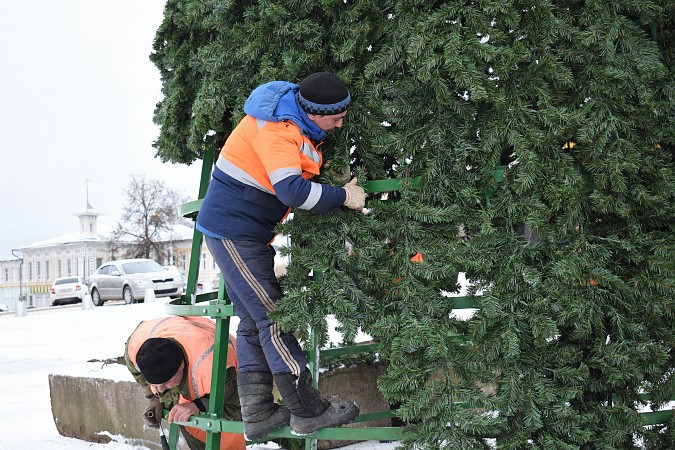 В центре Кинешмы устанавливают главную новогоднюю елку фото 6