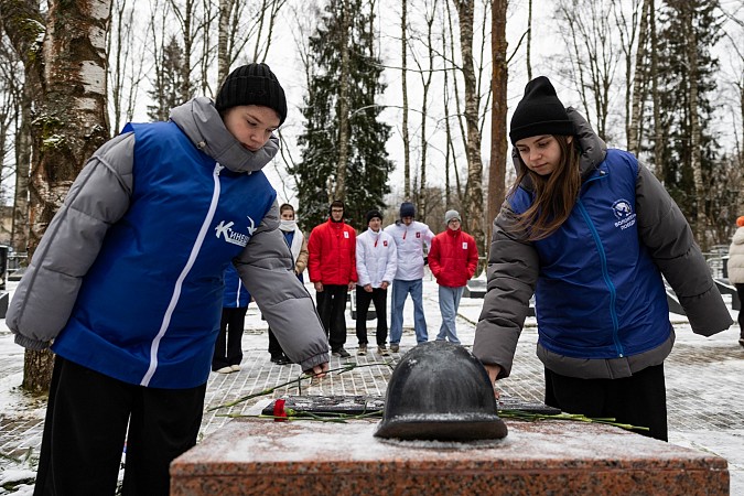 В День Героев Отечества в Кинешме возложили цветы к памятным знакам и обелискам фото 3