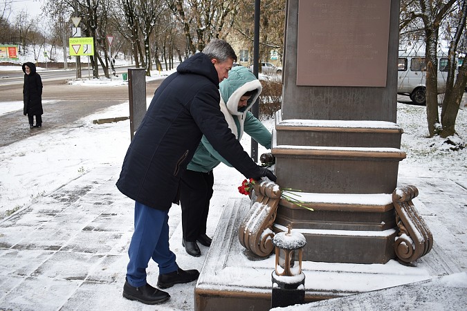 В День Героев Отечества в Кинешме возложили цветы к памятным знакам и обелискам фото 7