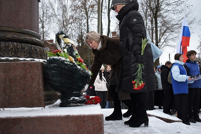 В День Героев Отечества в Кинешме возложили цветы к памятным знакам и обелискам фото 10