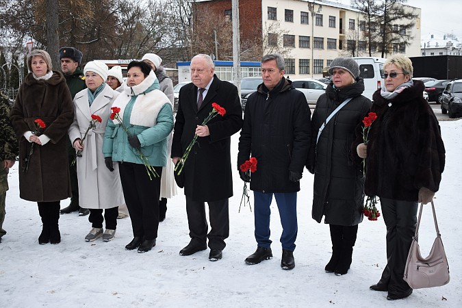 В День Героев Отечества в Кинешме возложили цветы к памятным знакам и обелискам фото 2