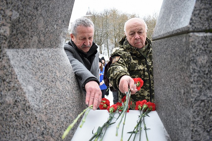В День Героев Отечества в Кинешме возложили цветы к памятным знакам и обелискам фото 6