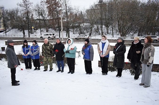 В День Героев Отечества в Кинешме возложили цветы к памятным знакам и обелискам фото 8