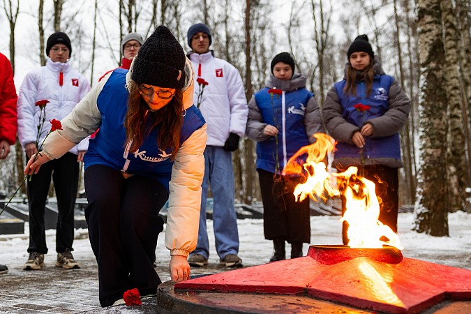 В День Героев Отечества в Кинешме возложили цветы к памятным знакам и обелискам фото 9