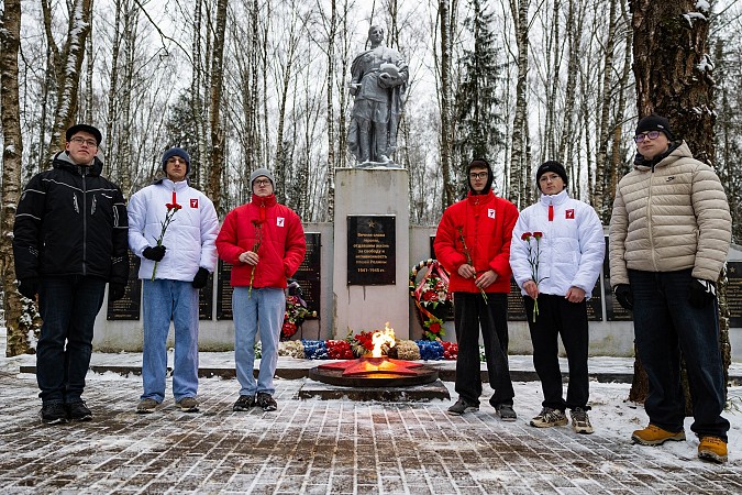 В День Героев Отечества в Кинешме возложили цветы к памятным знакам и обелискам фото 4