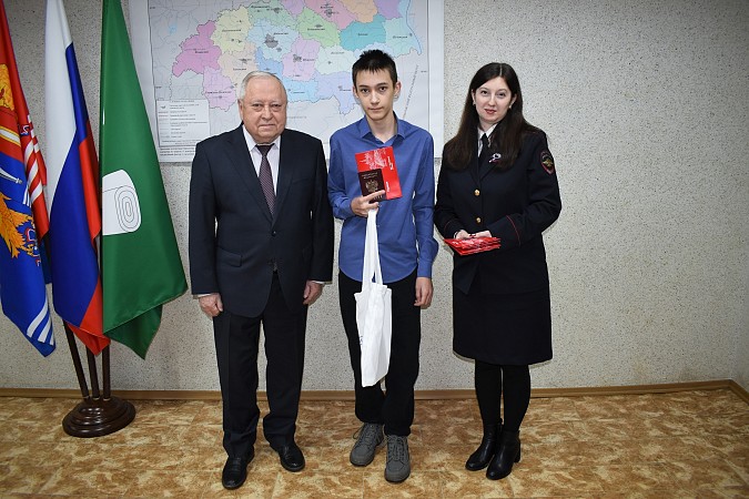 В День Конституции России молодым кинешемцам вручены паспорта фото 5