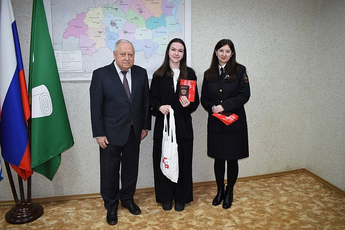 В День Конституции России молодым кинешемцам вручены паспорта фото 7