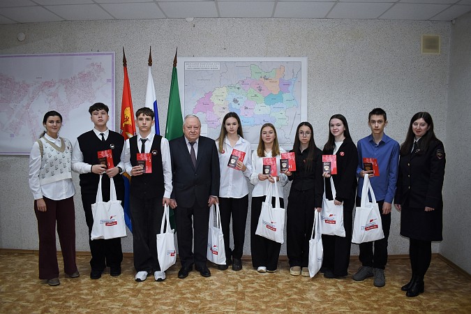 В День Конституции России молодым кинешемцам вручены паспорта фото 9