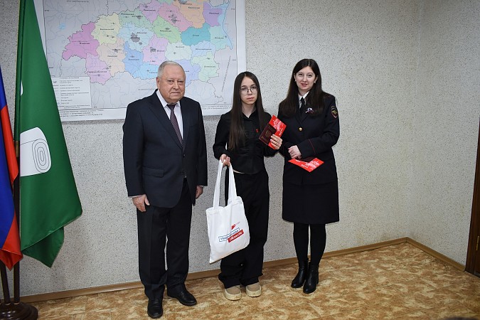 В День Конституции России молодым кинешемцам вручены паспорта фото 8