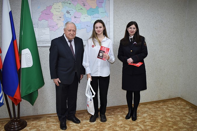 В День Конституции России молодым кинешемцам вручены паспорта фото 4