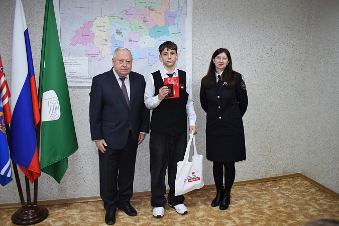 В День Конституции России молодым кинешемцам вручены паспорта фото 6