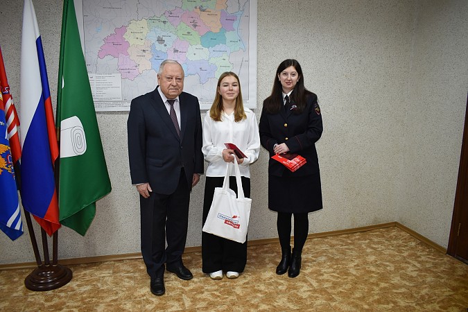 В День Конституции России молодым кинешемцам вручены паспорта фото 3