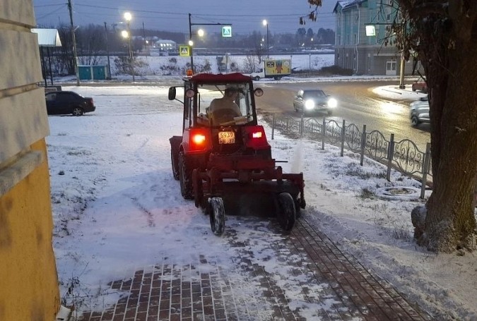 УГХ Кинешмы расчищает от снега дороги и тротуары фото 5