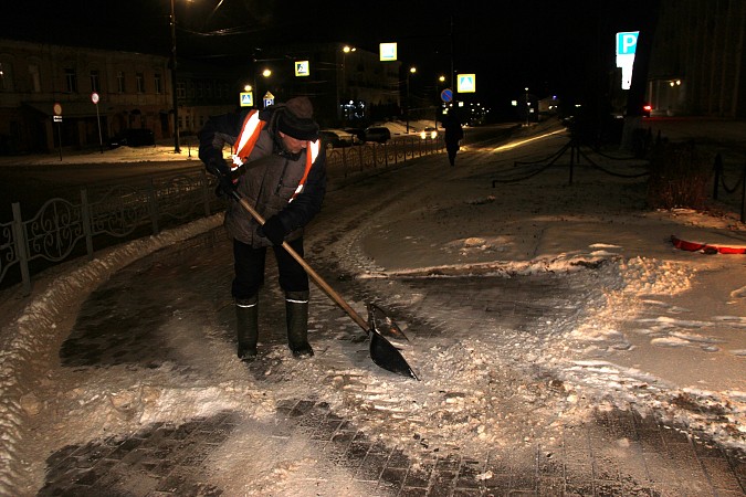 УГХ Кинешмы расчищает от снега дороги и тротуары фото 3
