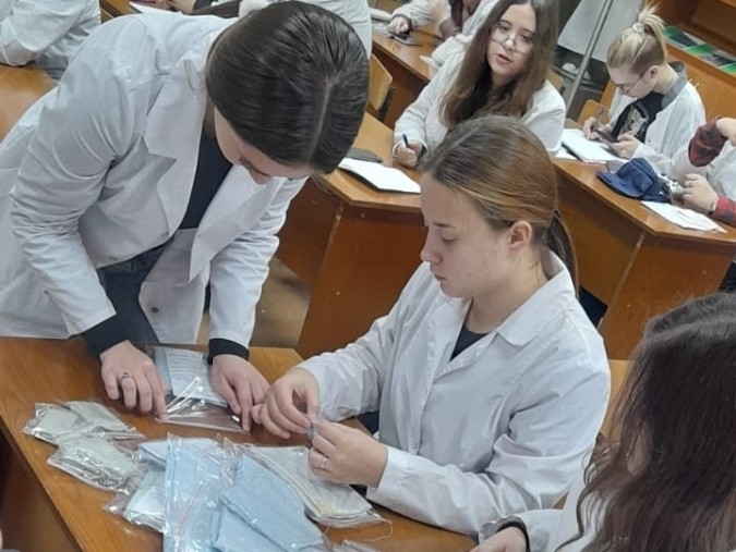 Студенты Кинешемского медколледжа изготавливают для нужд участников СВО сухой душ фото 2