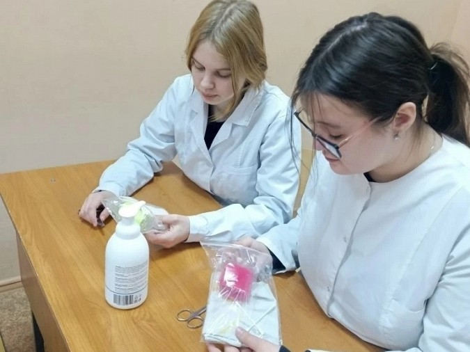 Студенты Кинешемского медколледжа изготавливают для нужд участников СВО сухой душ фото 3
