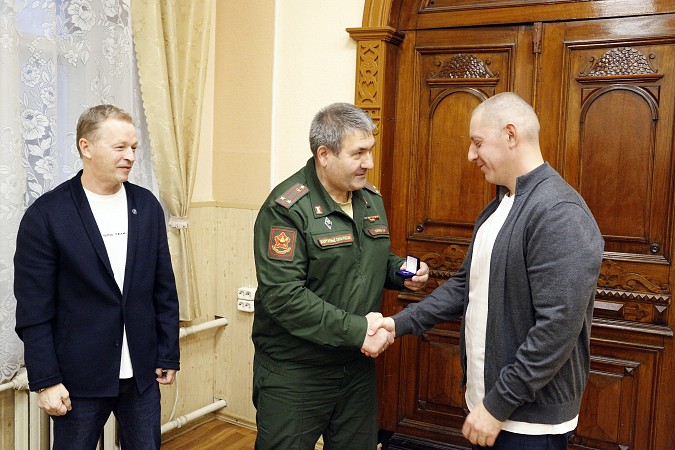 В военкомате Кинешмы чествовали предпринимателей, помогающим десантникам в зоне СВО фото 5