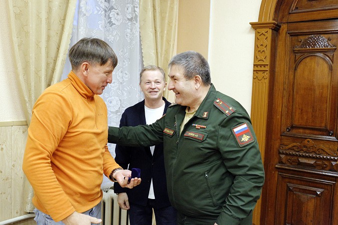 В военкомате Кинешмы чествовали предпринимателей, помогающим десантникам в зоне СВО фото 3