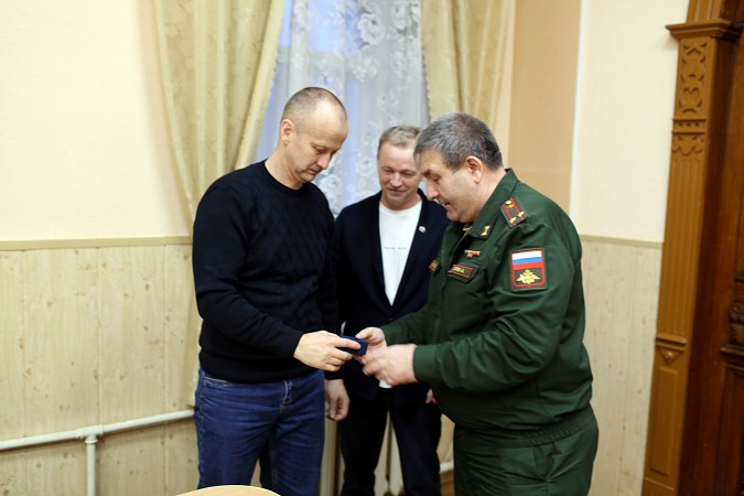 В военкомате Кинешмы чествовали предпринимателей, помогающим десантникам в зоне СВО фото 9