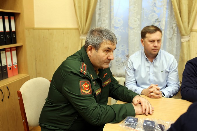 В военкомате Кинешмы чествовали предпринимателей, помогающим десантникам в зоне СВО фото 8