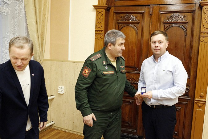 В военкомате Кинешмы чествовали предпринимателей, помогающим десантникам в зоне СВО фото 6