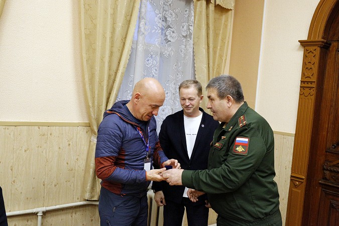 В военкомате Кинешмы чествовали предпринимателей, помогающим десантникам в зоне СВО фото 4