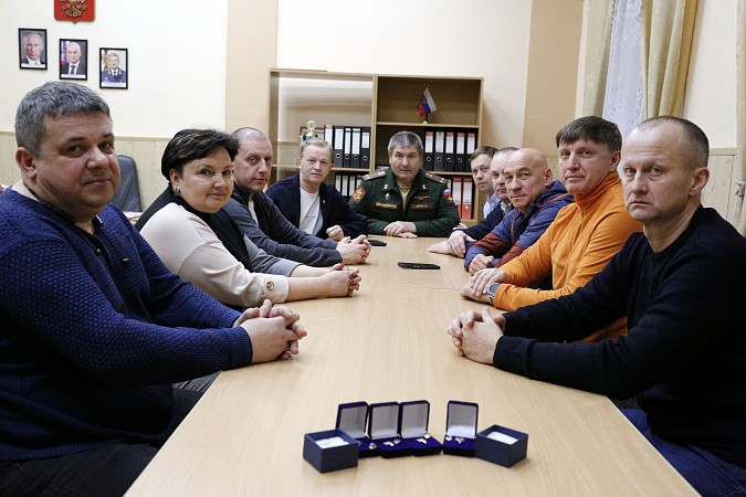 В военкомате Кинешмы чествовали предпринимателей, помогающим десантникам в зоне СВО фото 2