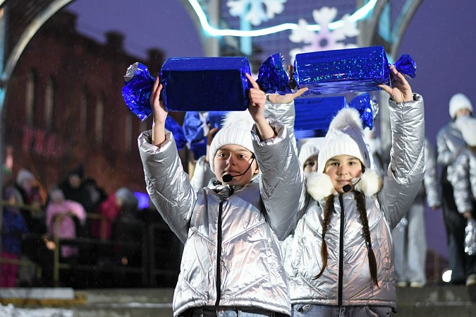 В Кинешме встретили Деда Мороза и зажгли огни на главной новогодней ёлке фото 10