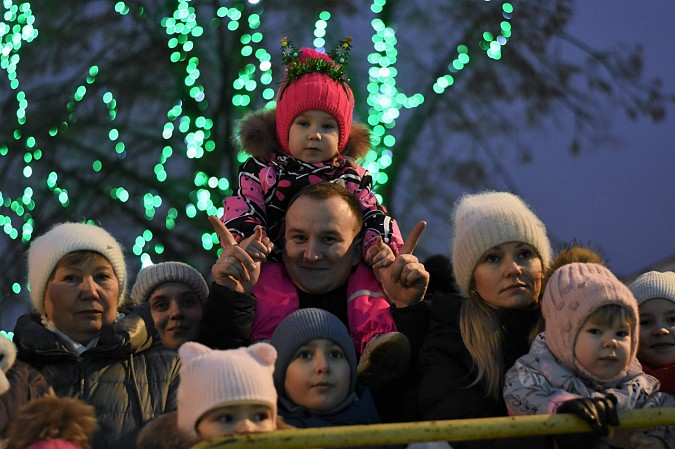В Кинешме встретили Деда Мороза и зажгли огни на главной новогодней ёлке фото 7