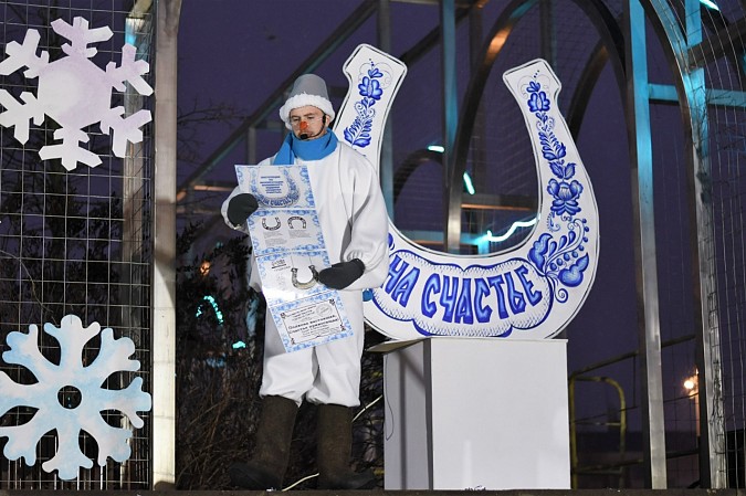 В Кинешме встретили Деда Мороза и зажгли огни на главной новогодней ёлке фото 5