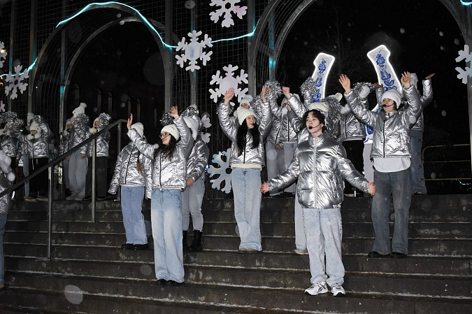 В Кинешме встретили Деда Мороза и зажгли огни на главной новогодней ёлке фото 3