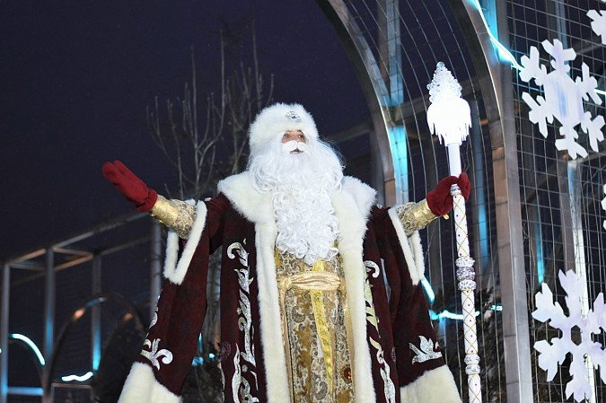 В Кинешме встретили Деда Мороза и зажгли огни на главной новогодней ёлке фото 2