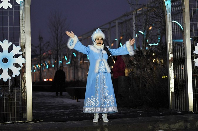 В Кинешме встретили Деда Мороза и зажгли огни на главной новогодней ёлке фото 8