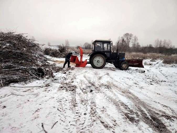У д.Тарасиха дробилкой утилизируют вывезенные из Наволок древесные отходы фото 2
