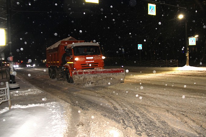 УГХ в усиленном режиме очищает улицы от снега фото 7