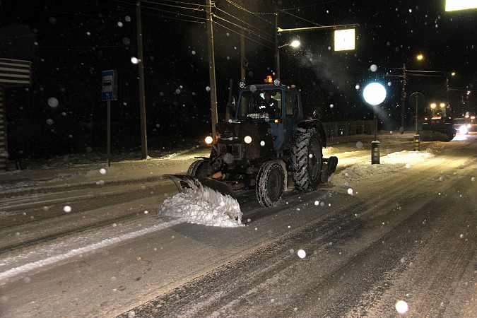 УГХ в усиленном режиме очищает улицы от снега фото 2