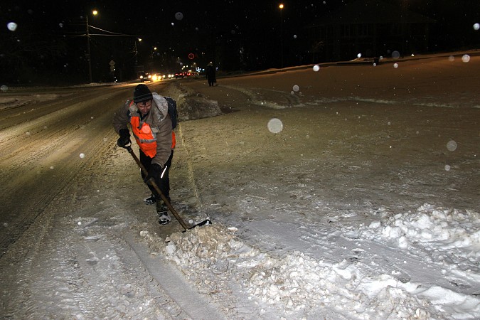 УГХ в усиленном режиме очищает улицы от снега фото 4
