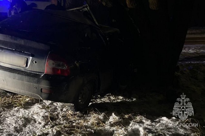 На ул.Баха водитель на «Ладе Приоре» влетел в дерево фото 3