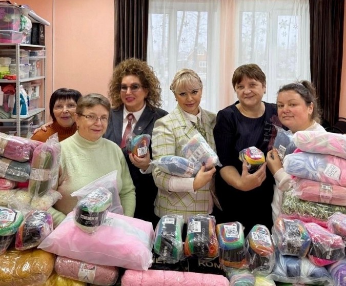 Кинешемские нотариусы подарили клубу «28 петель» 263 мотка пряжи. фото 2