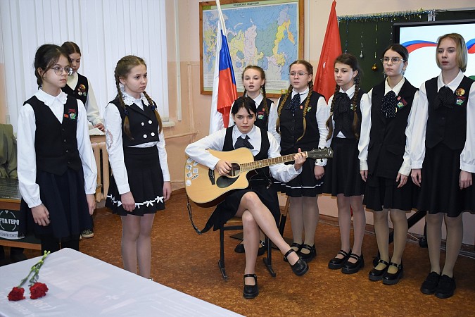 В гимназии им. А.Н. Островского открыта ещё одна «Парта Героя» фото 11