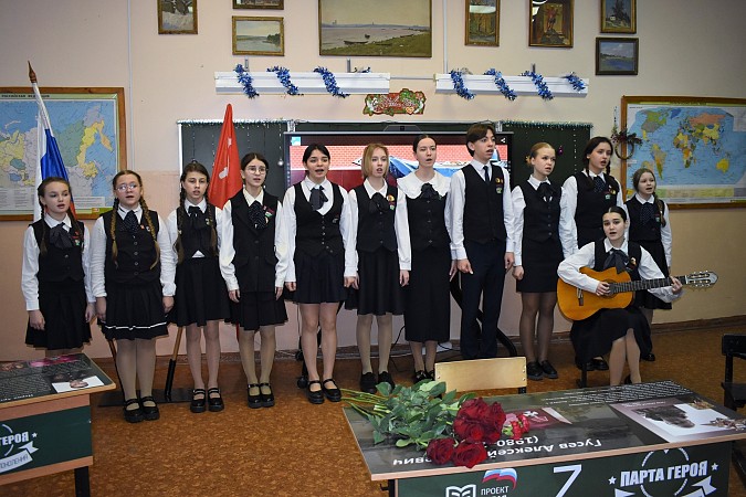 В гимназии им. А.Н. Островского открыта ещё одна «Парта Героя» фото 3
