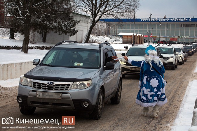 Дед Мороз и Снегурочка дарили жителям Кинешмы календари от Кинешемец.RU фото 3