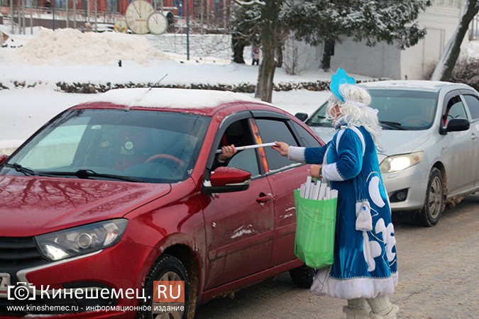 Дед Мороз и Снегурочка дарили жителям Кинешмы календари от Кинешемец.RU фото 11