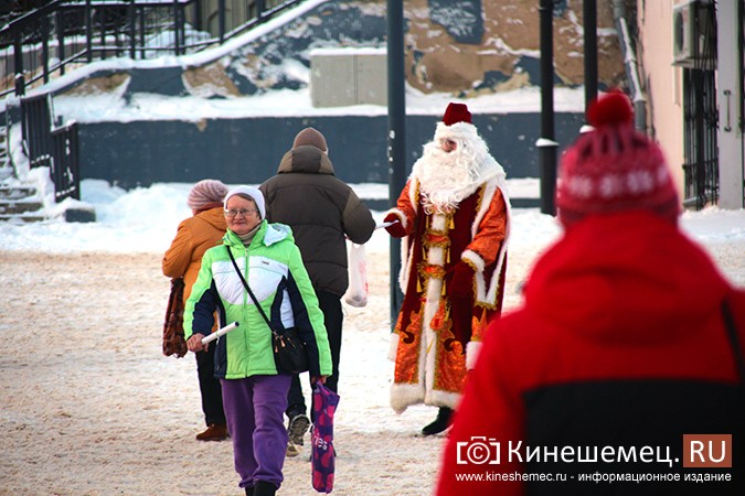 Дед Мороз и Снегурочка дарили жителям Кинешмы календари от Кинешемец.RU фото 23