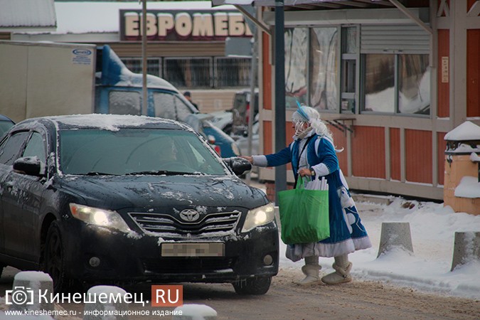 Дед Мороз и Снегурочка дарили жителям Кинешмы календари от Кинешемец.RU фото 13