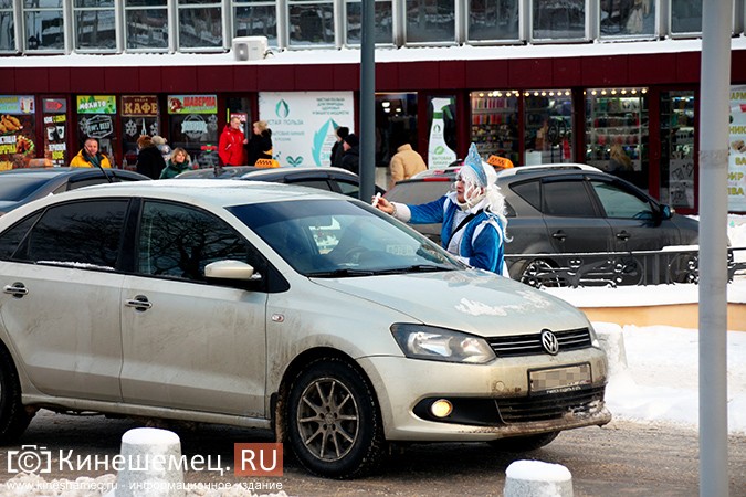 Дед Мороз и Снегурочка дарили жителям Кинешмы календари от Кинешемец.RU фото 19