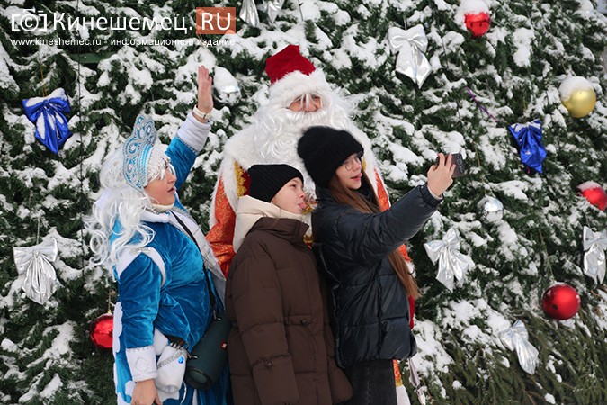 Дед Мороз и Снегурочка дарили жителям Кинешмы календари от Кинешемец.RU фото 27