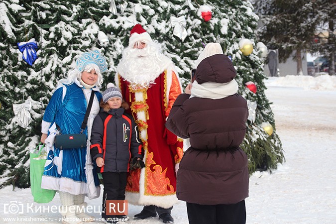 Дед Мороз и Снегурочка дарили жителям Кинешмы календари от Кинешемец.RU фото 26