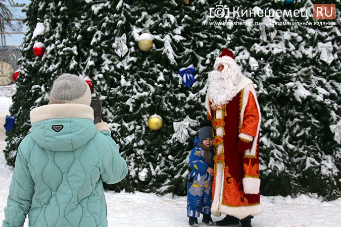 Дед Мороз и Снегурочка дарили жителям Кинешмы календари от Кинешемец.RU фото 5