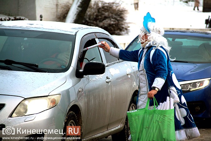 Дед Мороз и Снегурочка дарили жителям Кинешмы календари от Кинешемец.RU фото 12